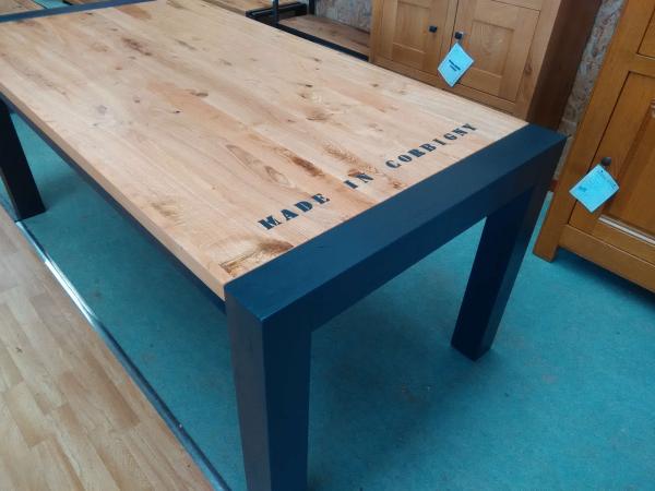 Table contemporaine