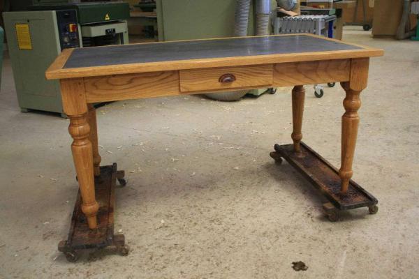 Table avec dessus en basaltin noir
